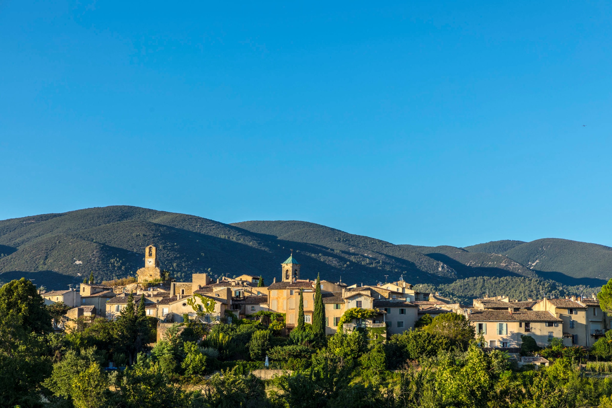 Le village de Lourmarin et ses clochers au pied du Luberon