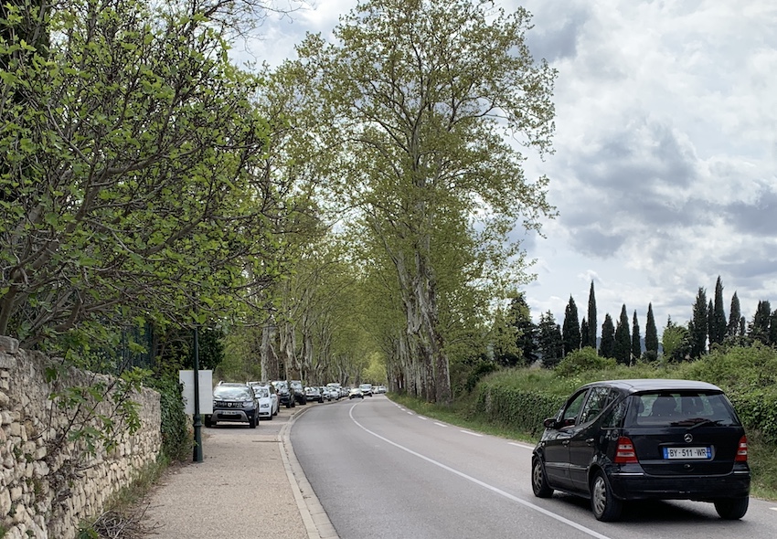 voitures garées sur le trottoir