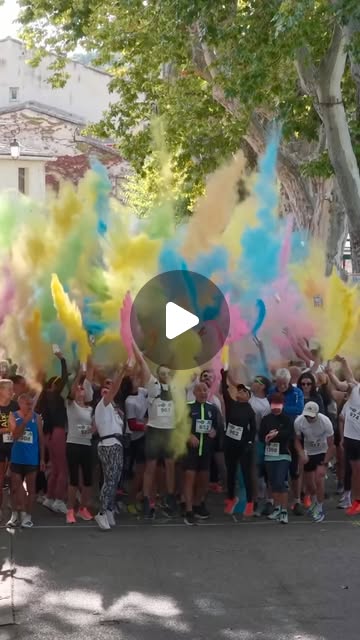 Aperçu de la vidéo Color Run et Backyard : participants sous les poudres colorées à Lourmarin.
