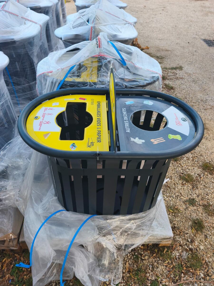Poubelle de rue à deux compartiments : jaune pour les emballages et papiers, gris pour les autres déchets.